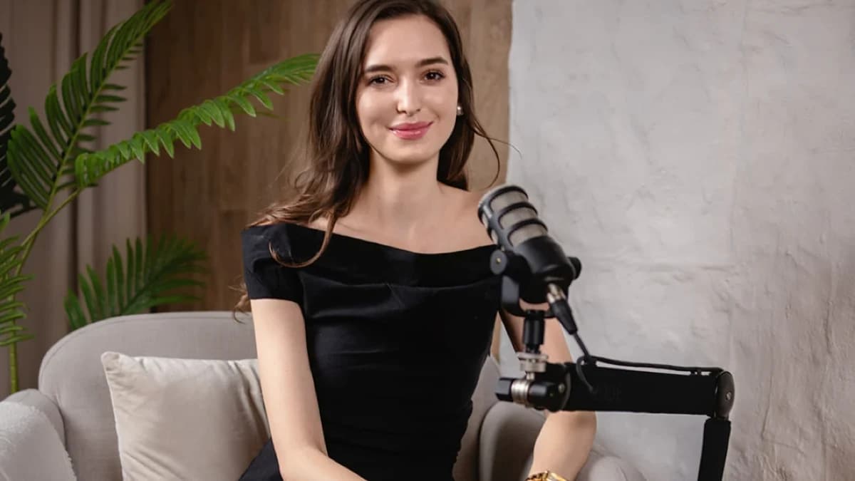 Behind the scenes fotó: vendég a mikrofon mellett a stúdióban